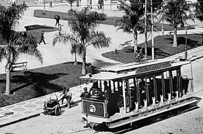 The open electric trams of Porto