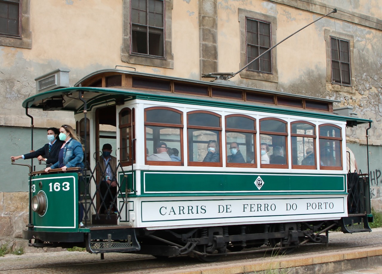 The 6-window Constructora trams